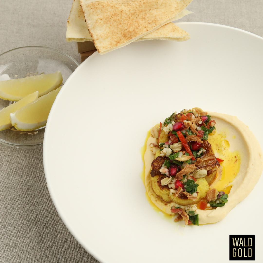 Blumenkohl Steaks mit Nuss-Hummus & Tabouleh