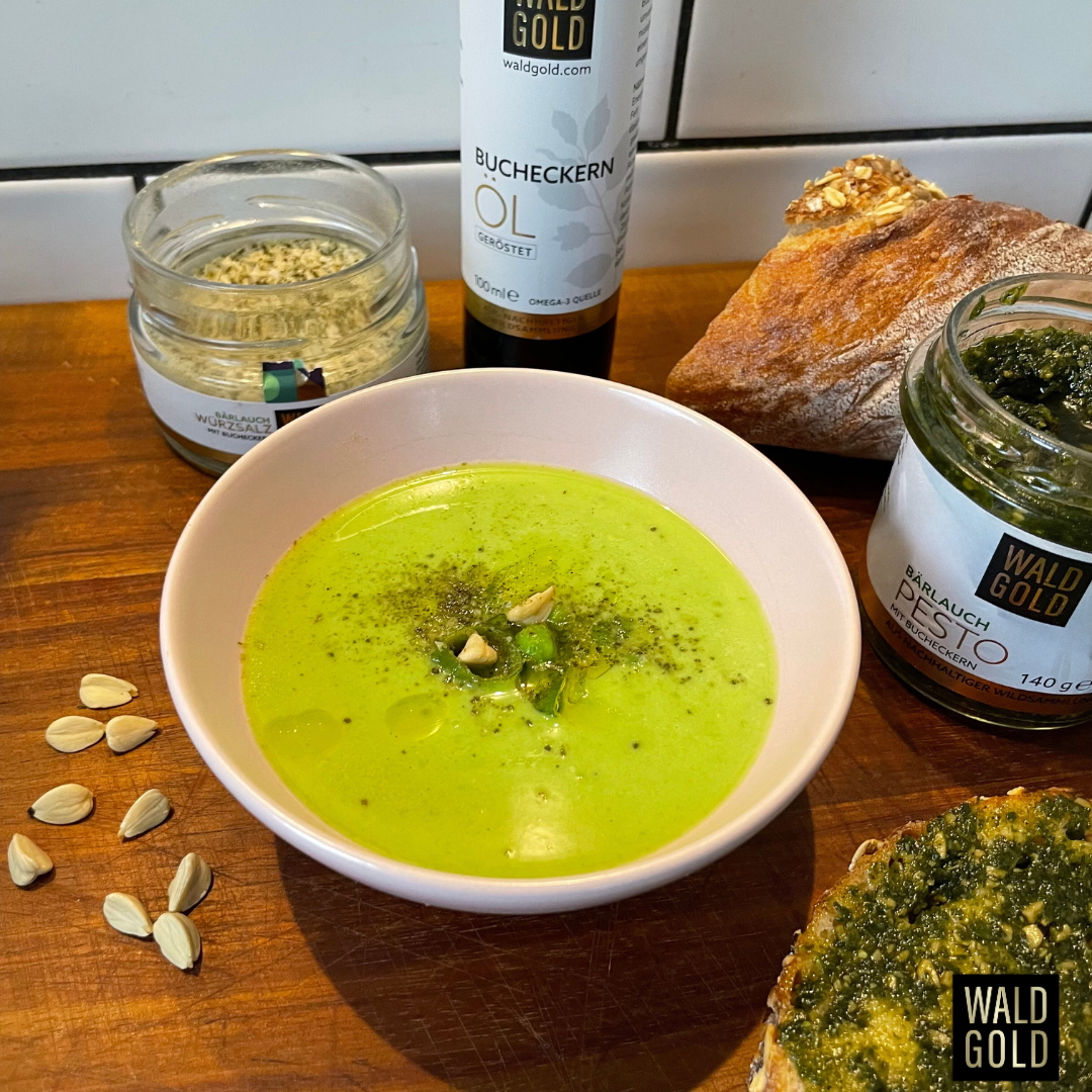 Erbsencremesuppe mit Bucheckernöl und Erbsen-Bucheckern-Einlage