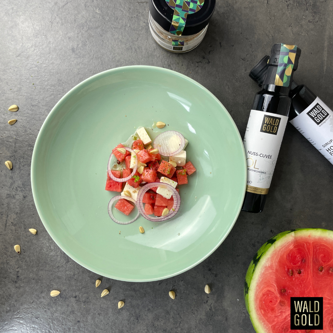 Feta-Wassermelonen-Salat mit Holunderblüten-Fichtenspitzen-Vinaigrette und Bucheckern