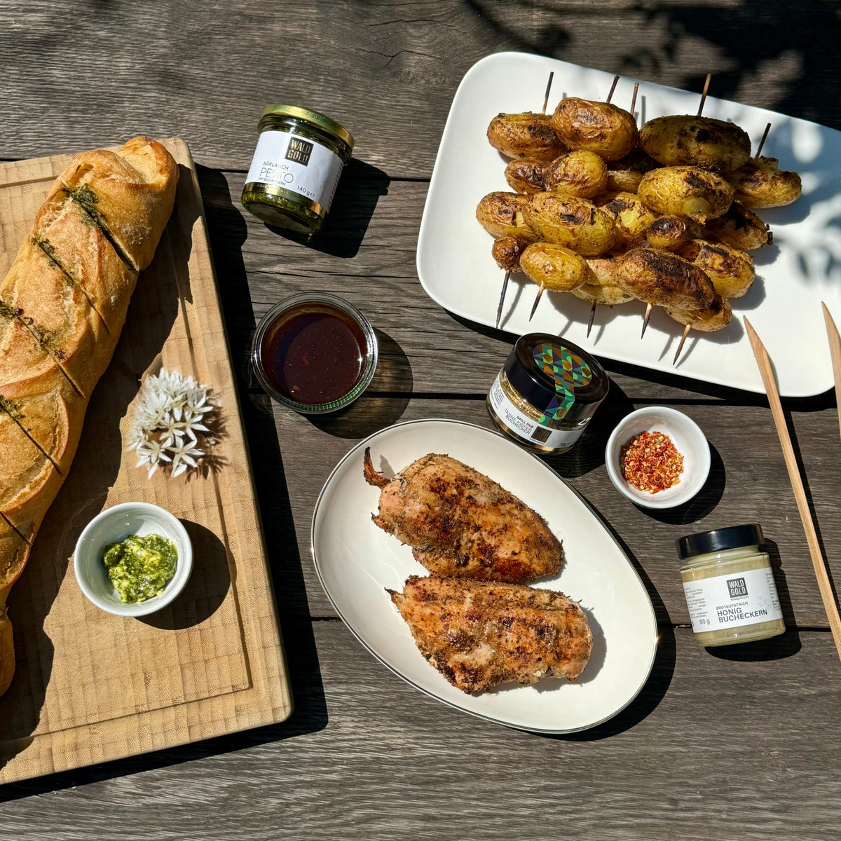 Tanne-Kiefern Hähnchenbrust mit Drillingen und Bärlauch-Baguette