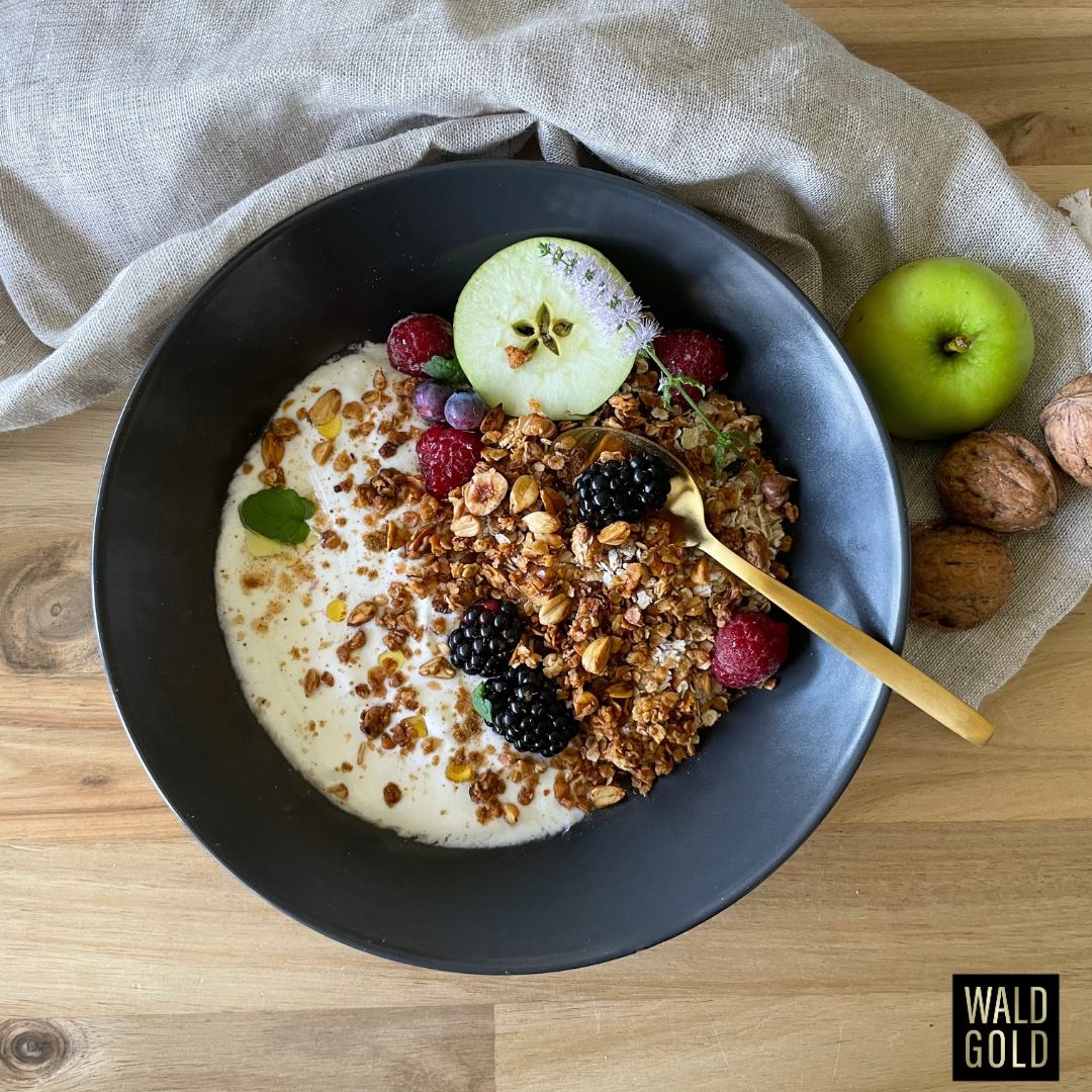 Frühstücksbowl mit Haferflocken-Nuss-Cuvée-Granola