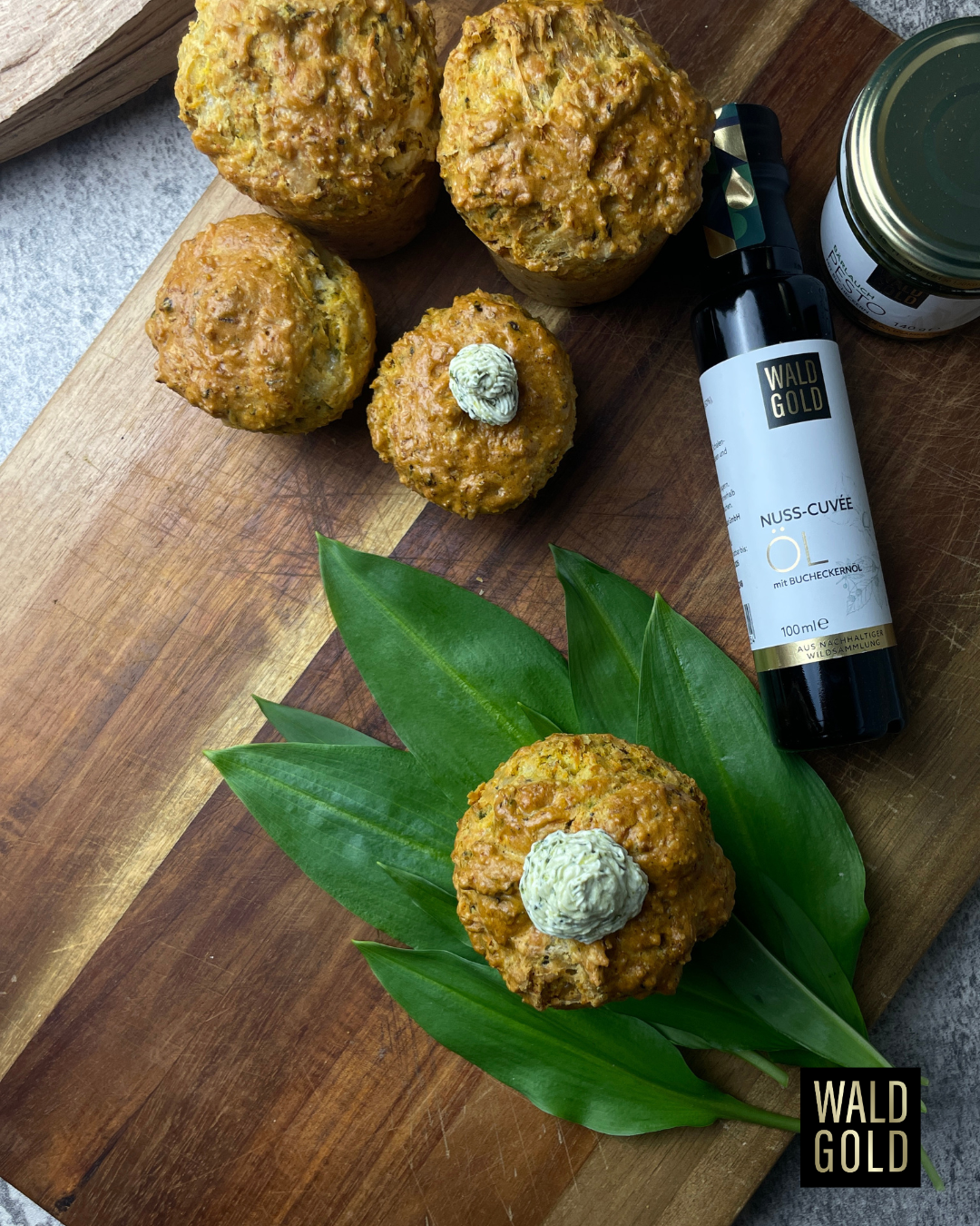 Herzhafte Möhrenmuffins mit Frischkäse-Bärlauchpesto-Topping