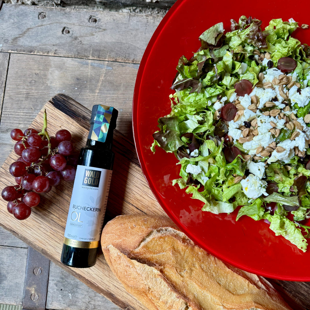 Grüner Salat mit Weintrauben und Bucheckern