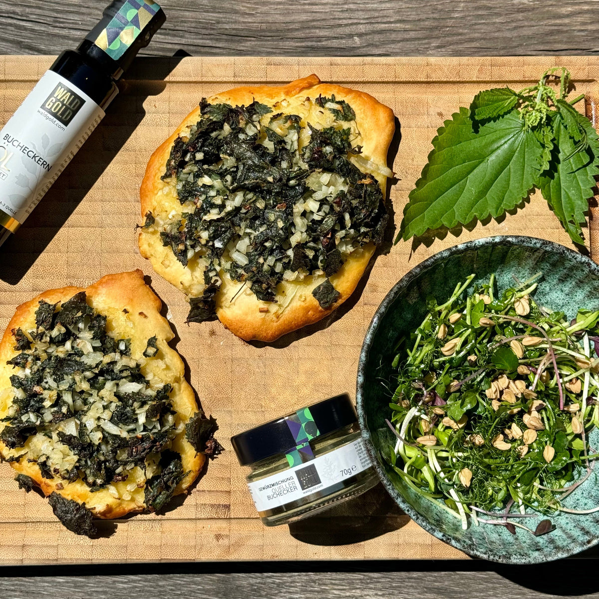 Brennnessel-Brotkuchen mit Bucheckernöl und Microgreen-Salat