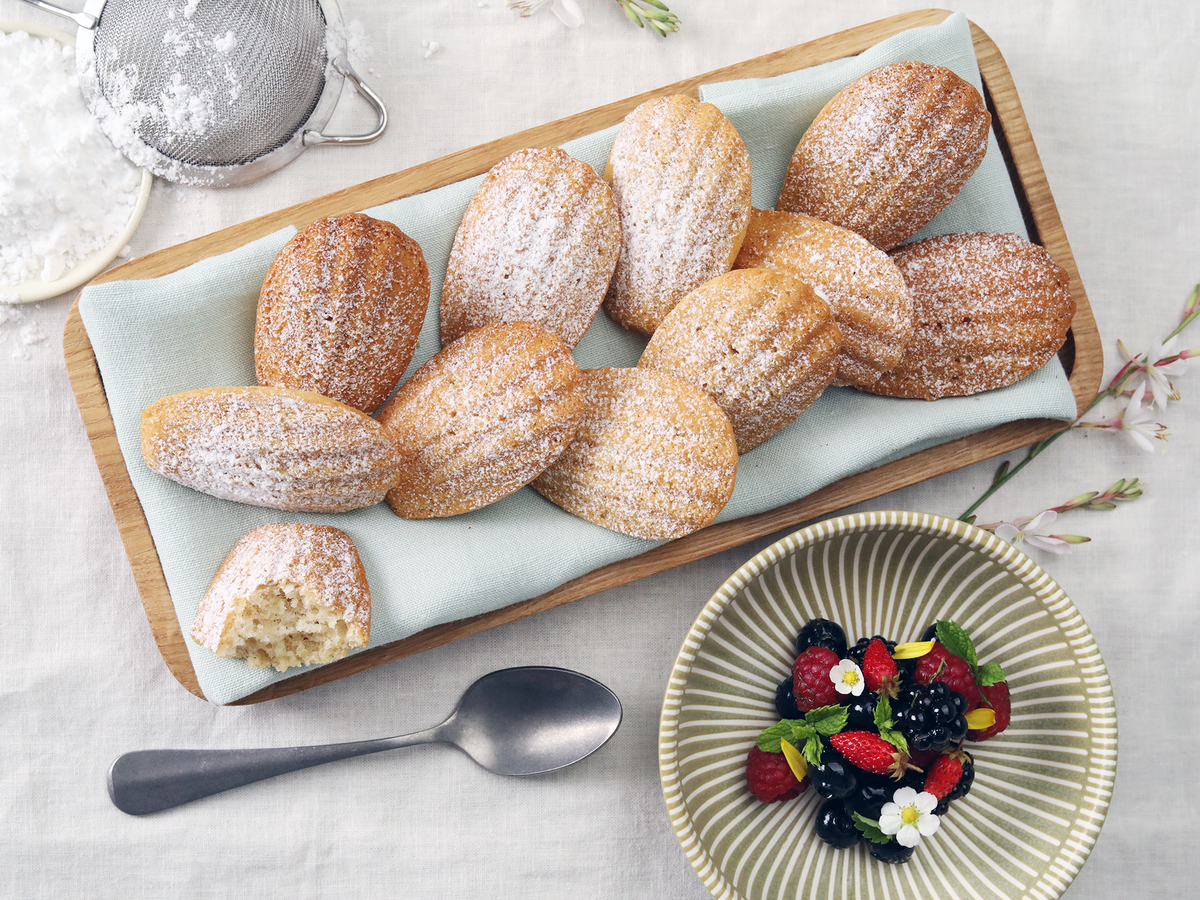 Vegane Madeleines mit marinierten Waldbeeren