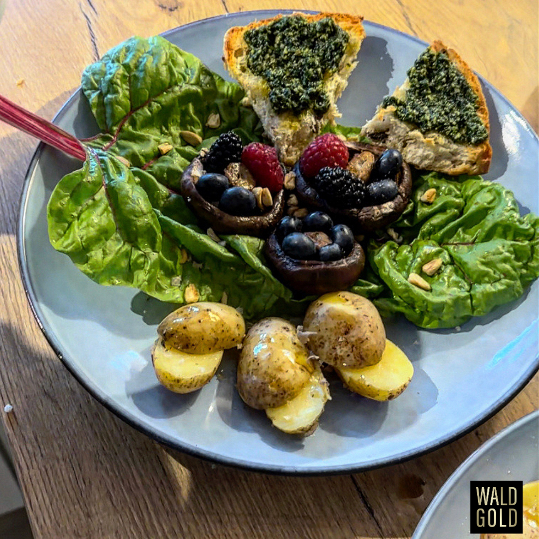 Pilz-Beeren-Pfanne mit Salzkartoffeln & Pesto-Crostini
