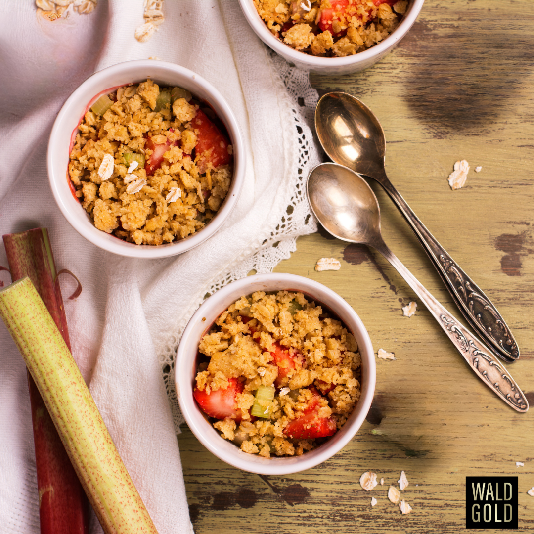Rharbarber Crumble mit Bucheckern dazu Milcheis & Bucheckernöl
