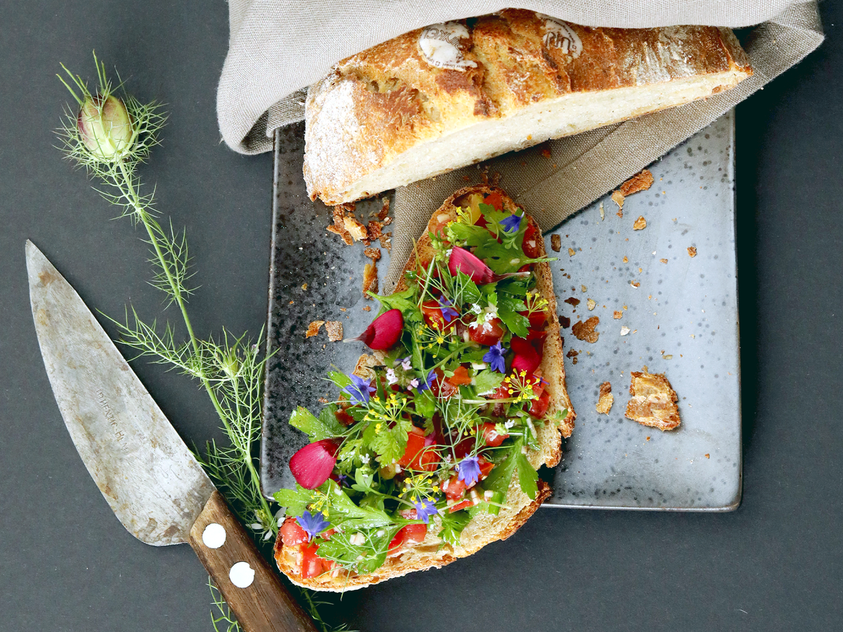 Wildkräuter Salsa mit Bucheckern-Öl zu gegrilltem Sauerteigbrot