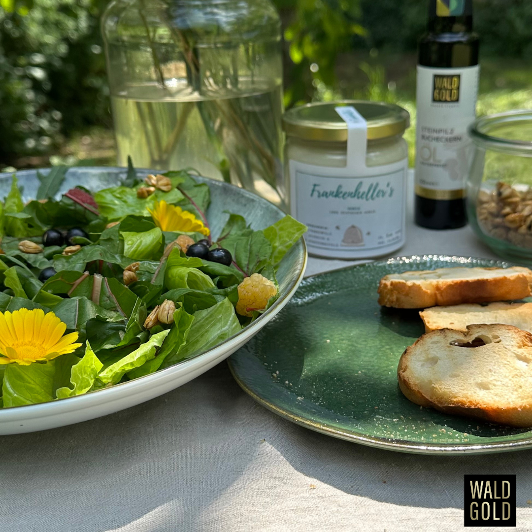 Wildkräutersalat mit Honig-Salz-Bucheckern