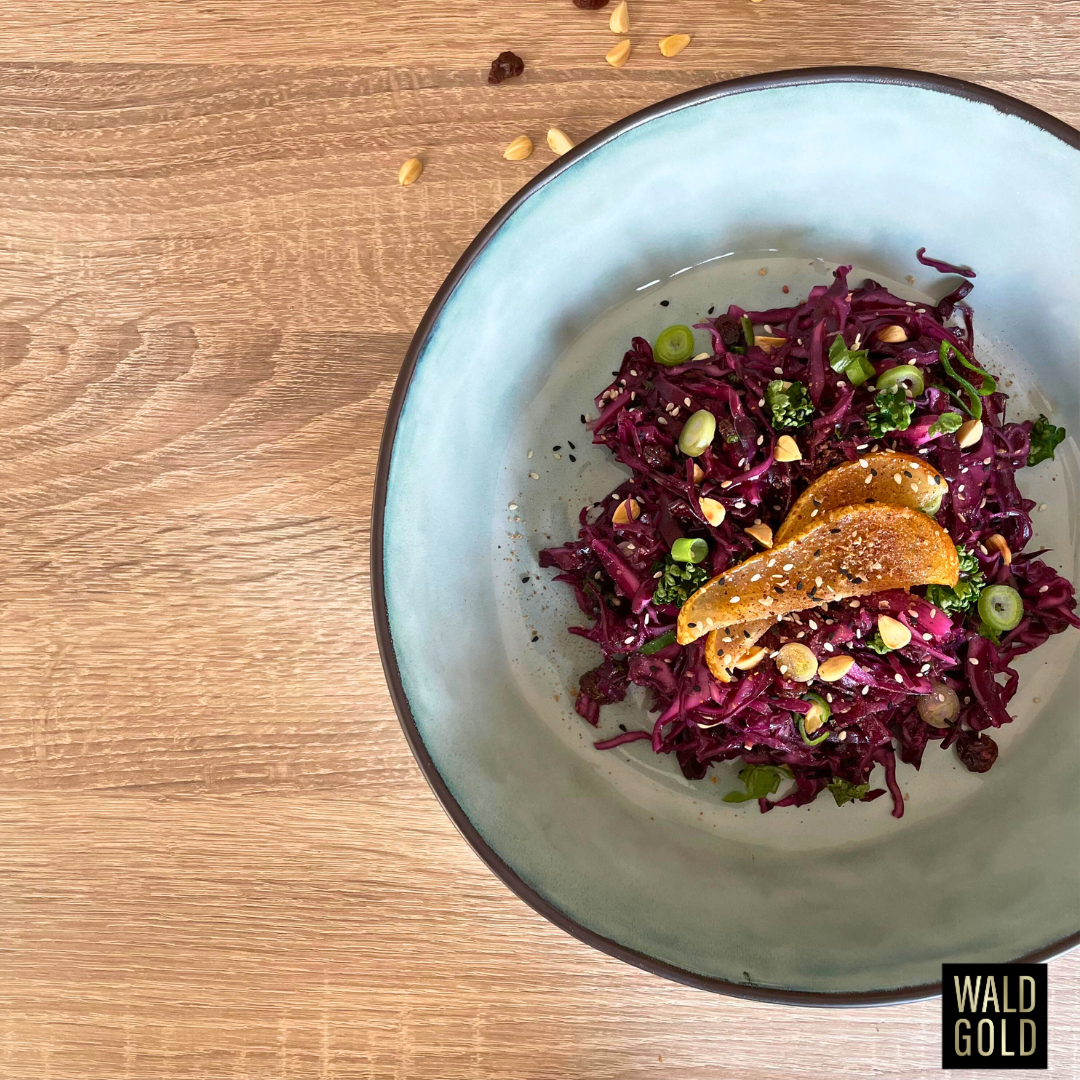 Wintersalat mit Rotkohl, Bucheckern und Birnen